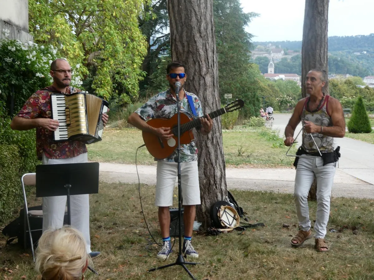 - (15) Guillaume, André et César_1200WebP